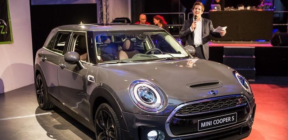 Daniel Schüler präsentiert den neuen Mini Cooper S Daniel Schüler präsentiert den neuen Mini Cooper S