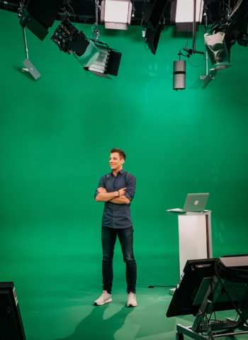 Daniel Schüler moderiert das Corona Spezial bei ntv Daniel Schüler moderiert das Corona Spezial bei ntv